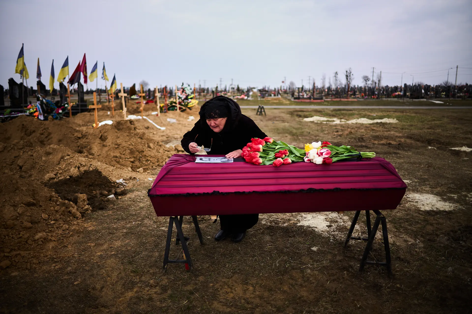 A avó de um soldado ucraniano despede- se do corpo do seu neto que foi morto durante os combates na linha de frente desta guerra. Kharkiv, Ucrânia, 30 de março de 2022