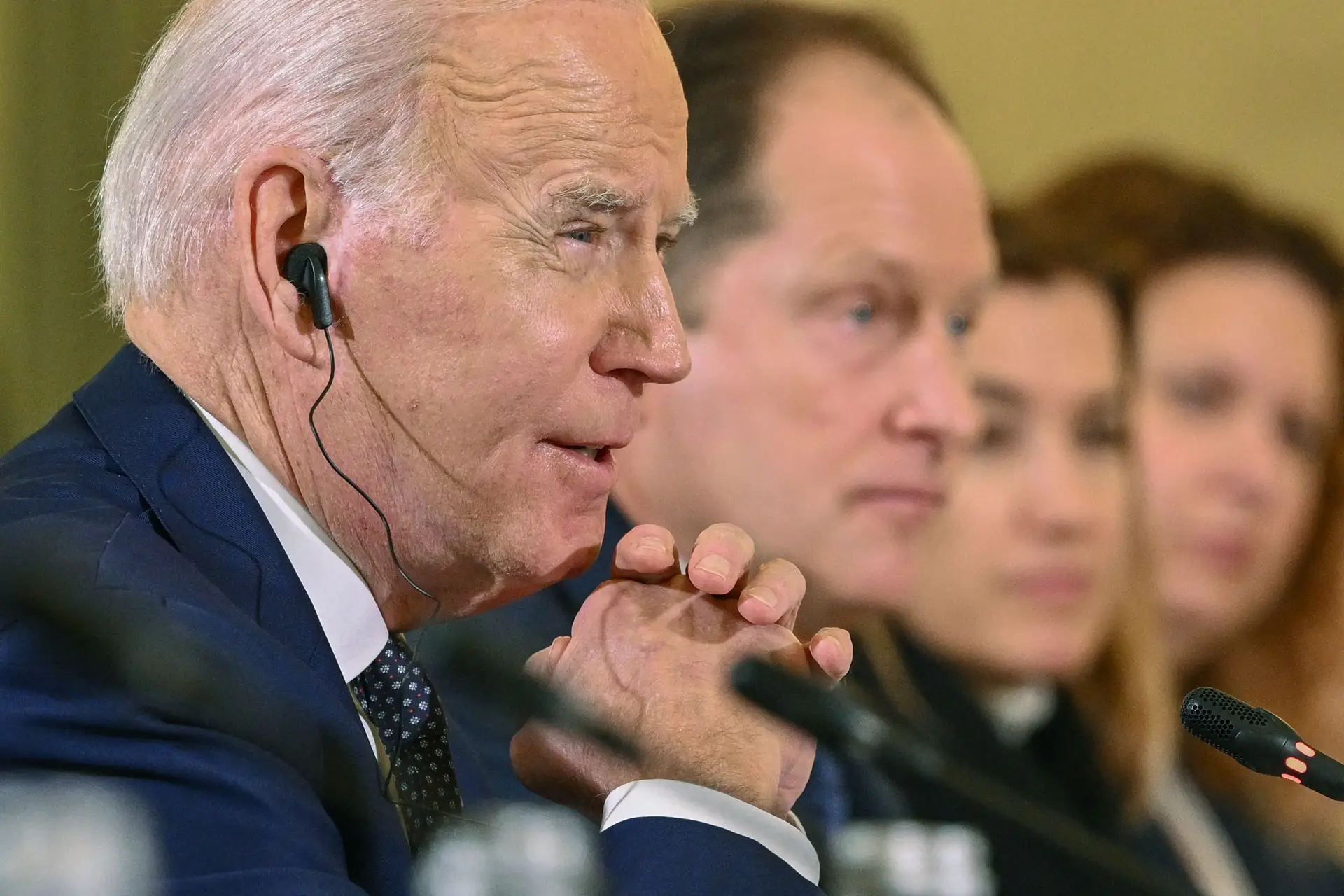 “Um ano depois, Kiev continua livre e de pé”, garante Biden; Polónia vai entregar 14 tanques Leopard 2 à Ucrânia