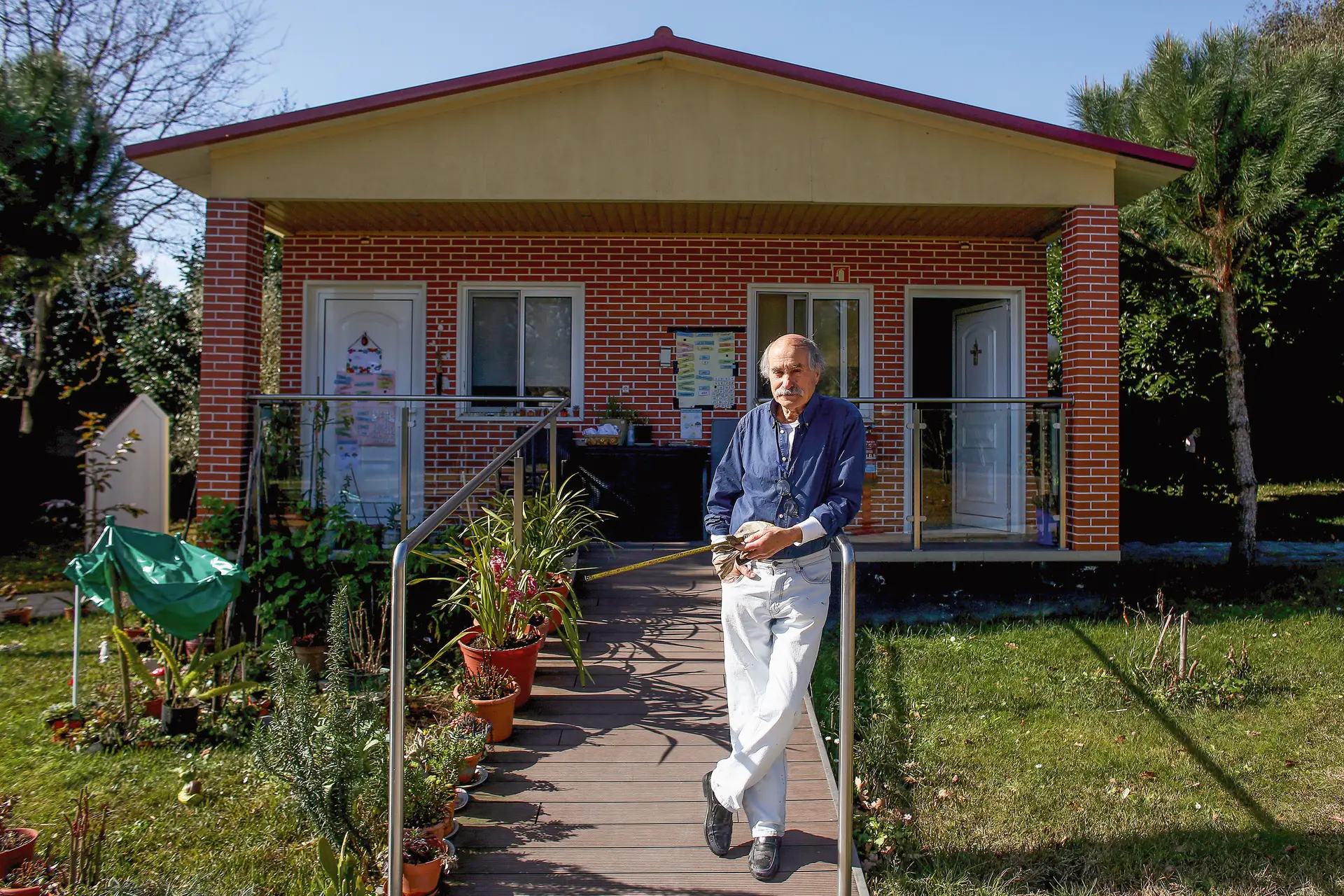 “Pauleta” fotografado à porta de sua casa, em Águeda. Aos 83 anos é um dos habitantes mais autónomos de uma minicidade para idosos