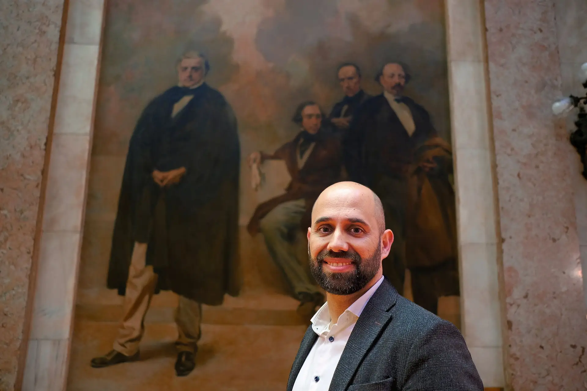Bloquista aveirense fotografado com o político José Estêvão, conterrâneo, no quadro ao fundo