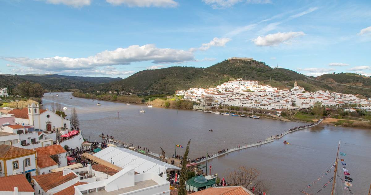 Ponte pedonal flutuante volta a ligar Alcoutim a Espanha durante Festival do Contrabando