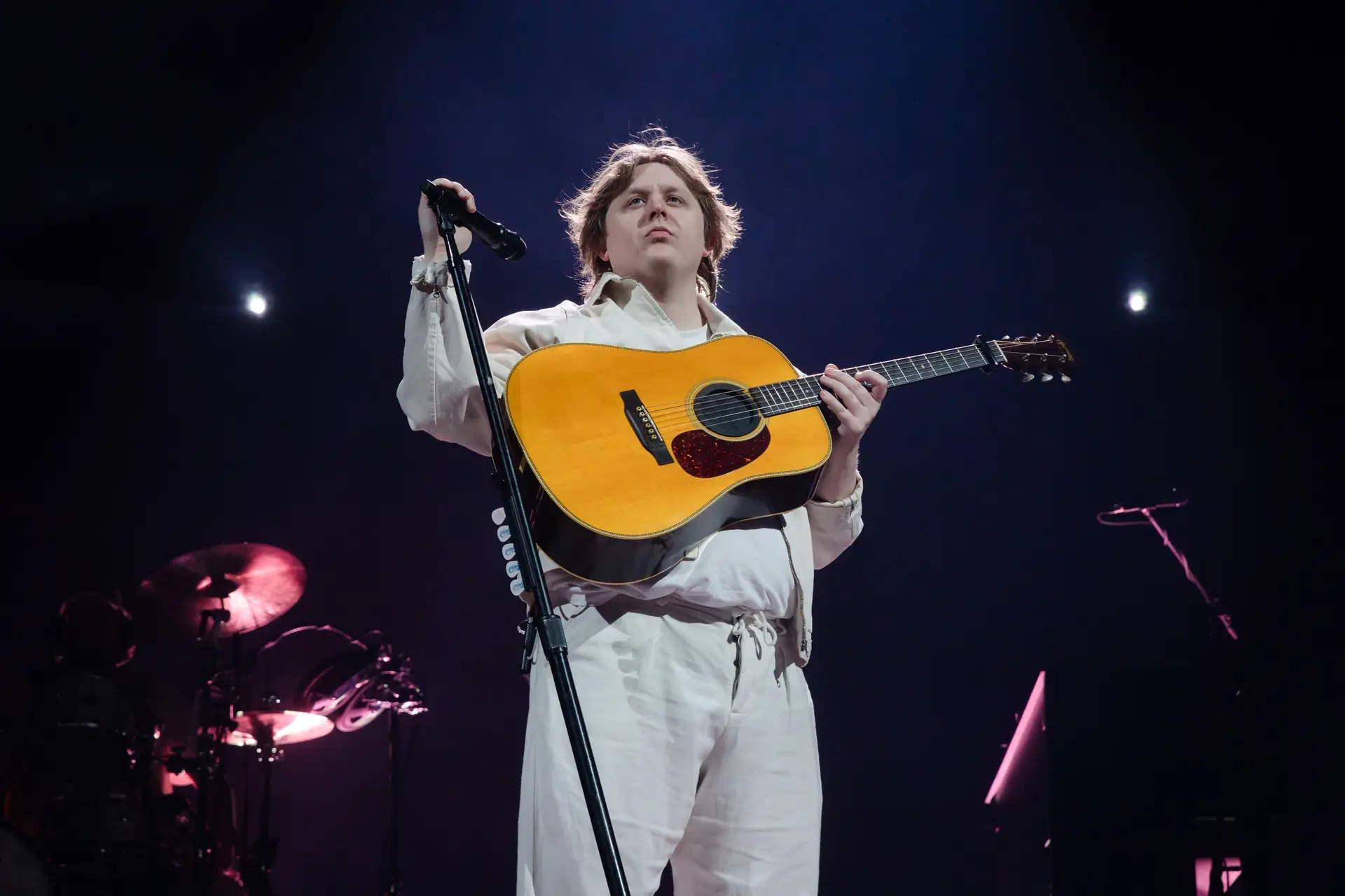 Lewis Capaldi teve um ataque de tiques a meio de um concerto: os fãs ajudaram-no