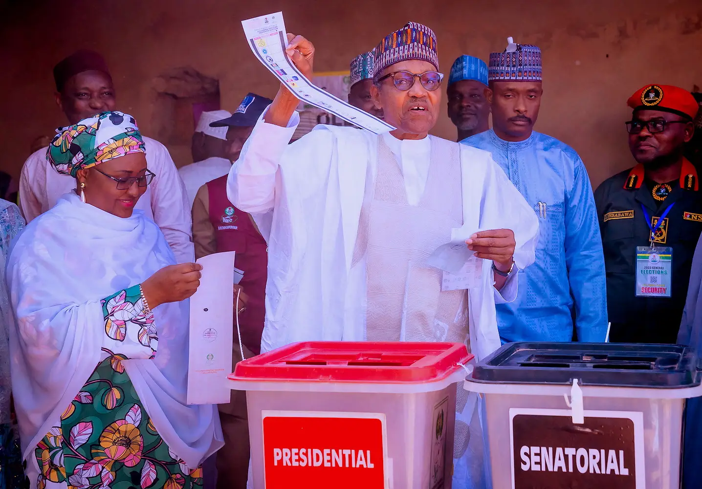 O Presidente nigeriano Muhammadu Buhari, e a sua mulher, Aisha Buharia votarem em Daura