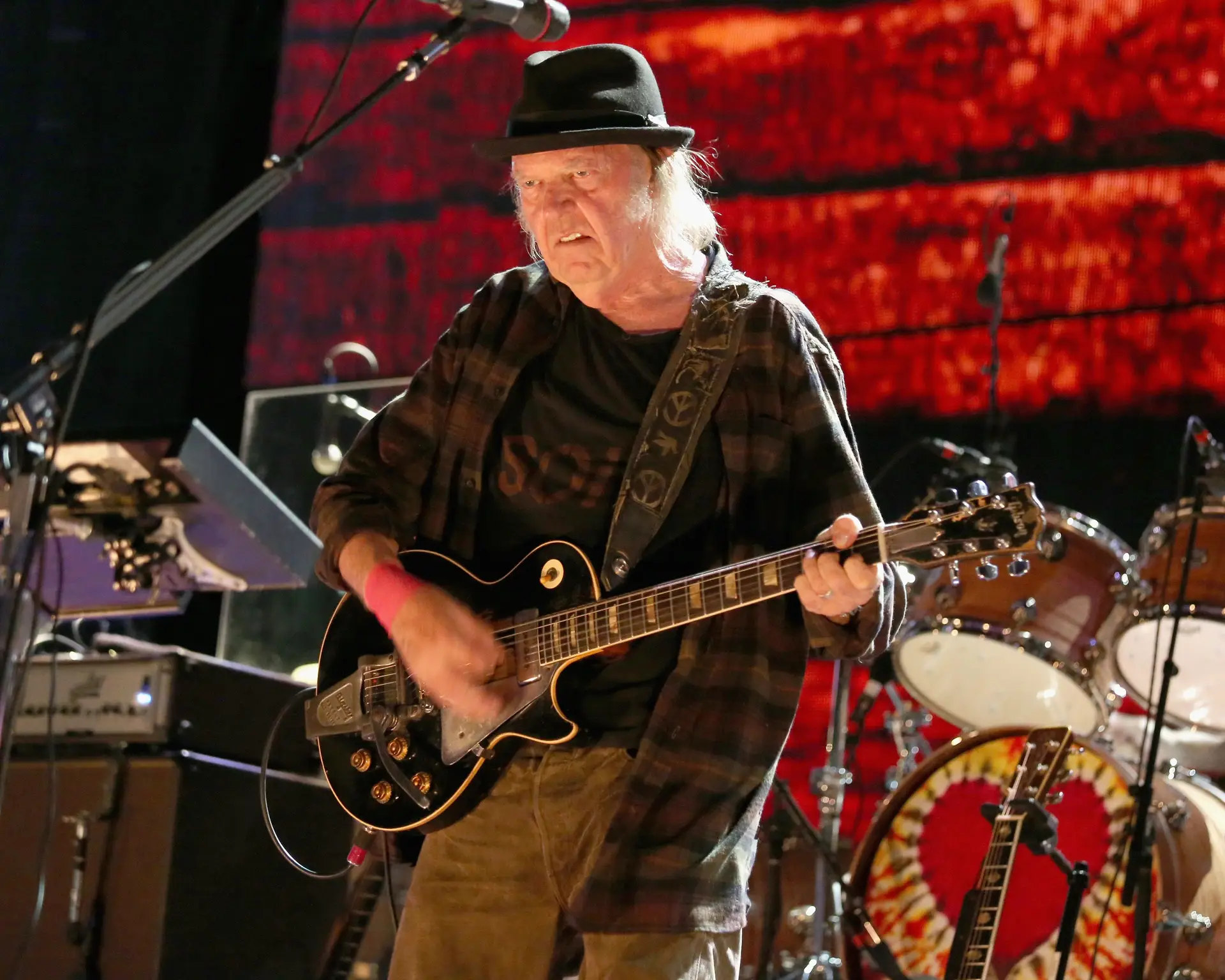 “Isto já não é como eu me lembrava”: Neil Young cancela atuação no gigante festival de Glastonbury e explica porquê