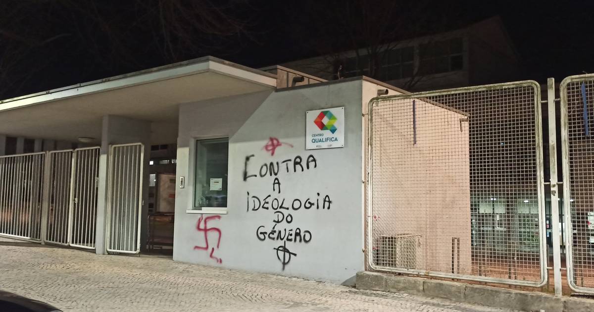 Duas escolas em Braga foram vandalizadas com símbolos nazis