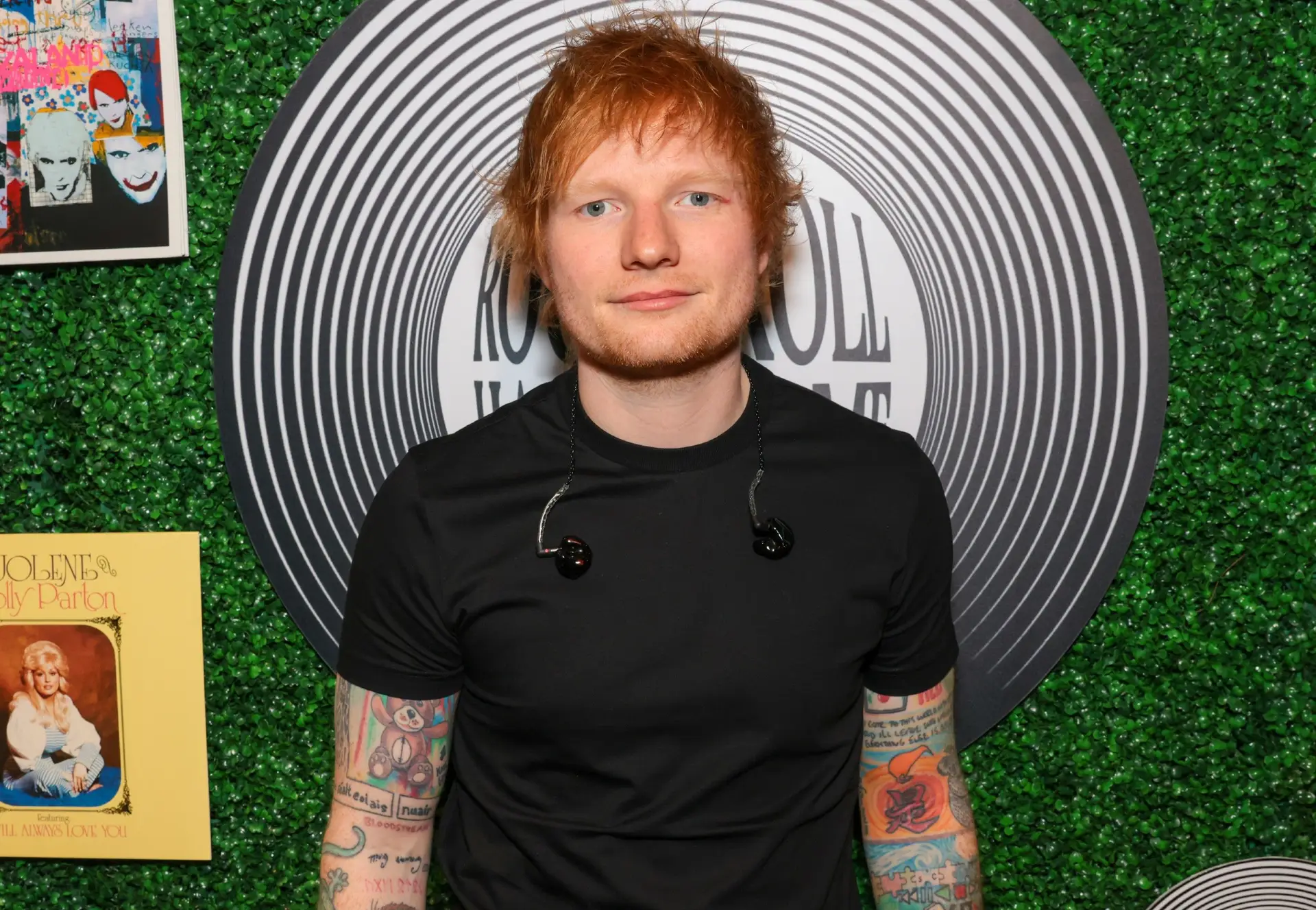 Ed Sheeran diz que evita mictórios pois sempre tentam dar uma