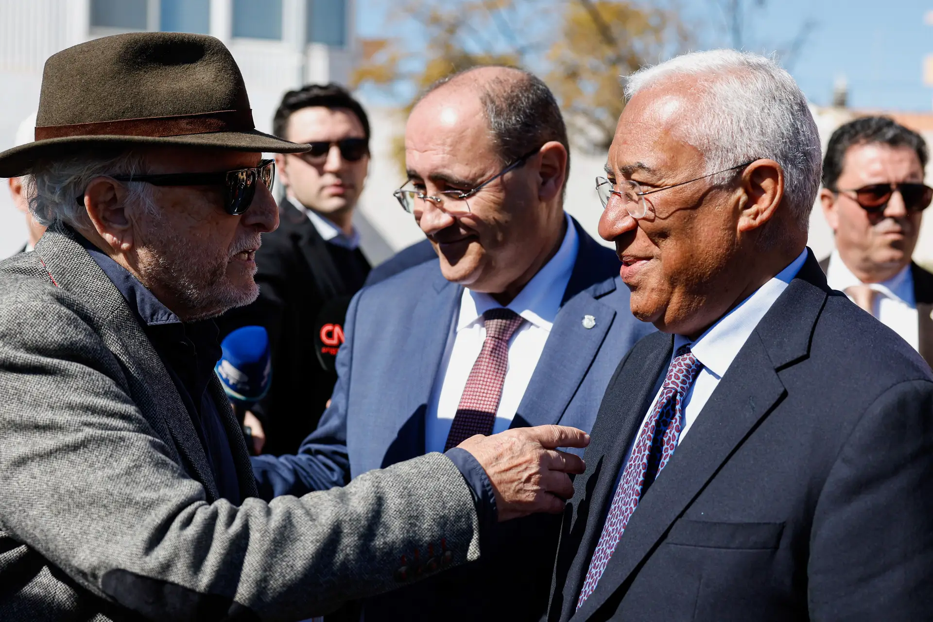 O primeiro-ministro,acompanhado pelo presidente da Câmara Municipal de Faro, Rogério Bacalhau, conversa com populares durante a cerimónia de lançamento da 1ª. pedra da construção de 49 fogos no bairro de Montenegro