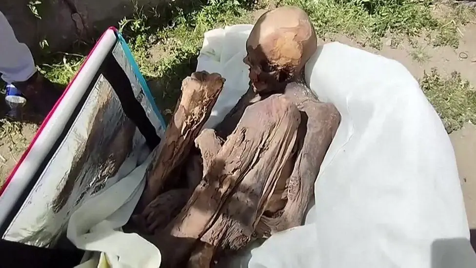Múmia pré-hispânica com cerca de 800 anos descoberta em mochila de estafeta no Peru
