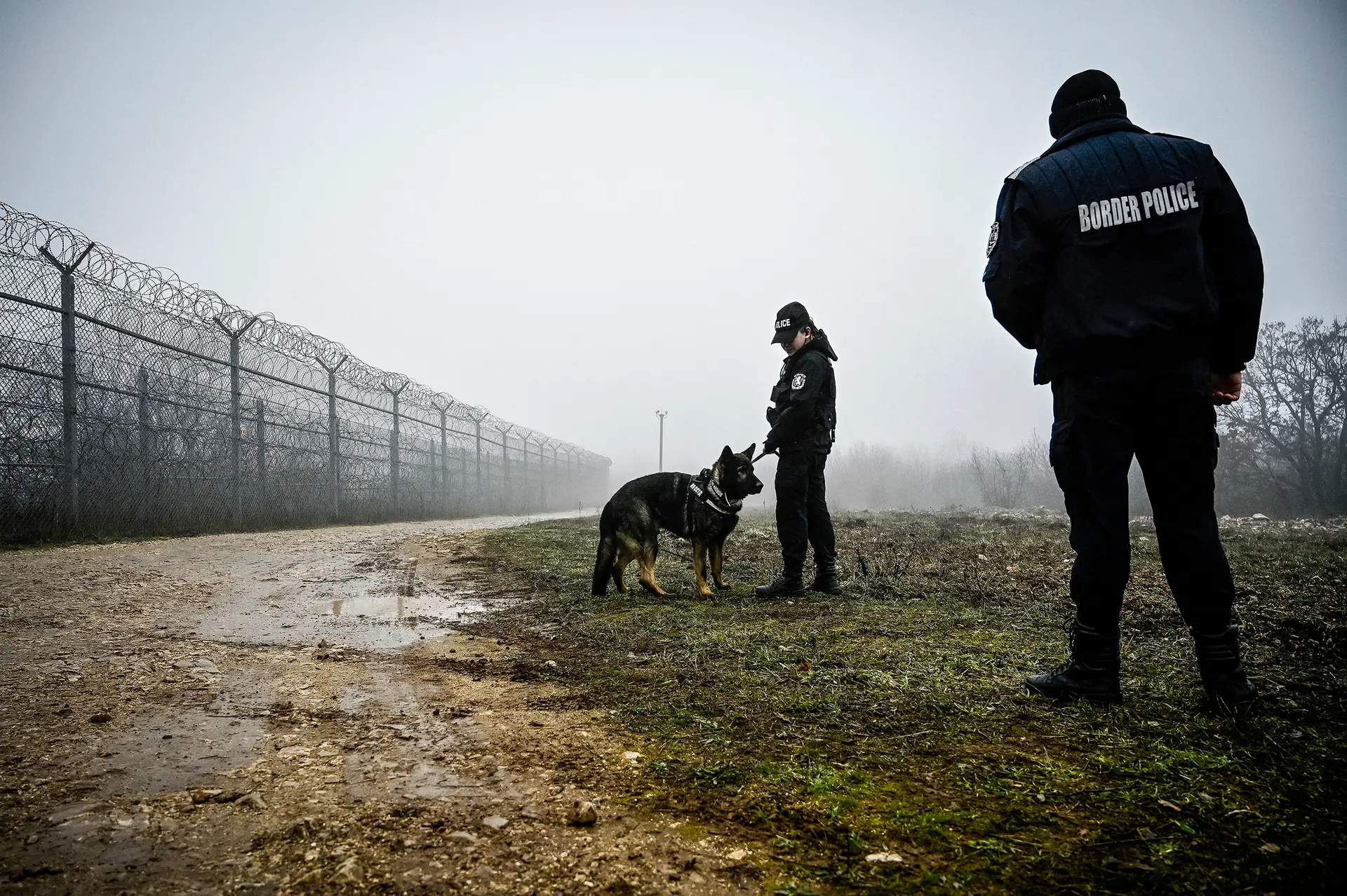 Guardas búlgaros patrulham a fronteira com a Turquia, onde vários países europeus pedem a construção de um muro