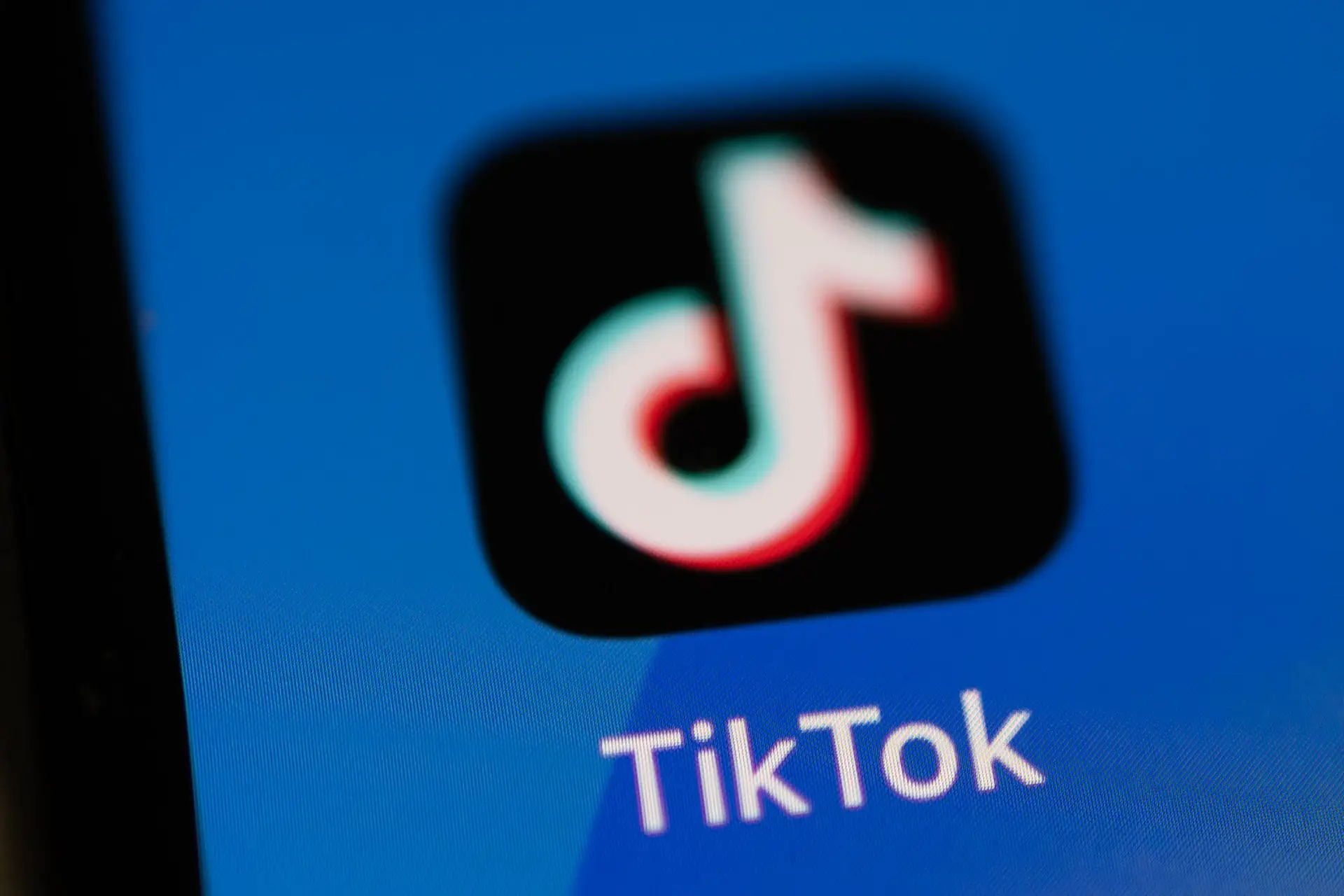 Funcionários do governo britânico proibidos de instalar o TikTok