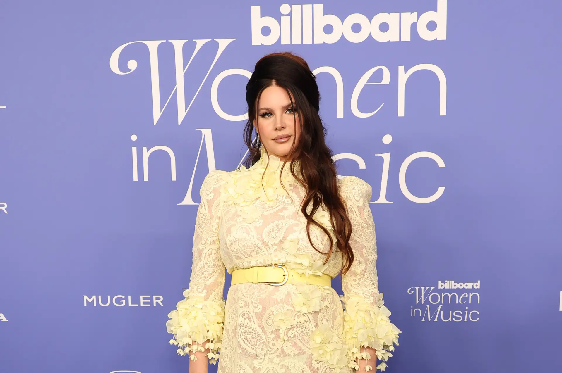 Lana Del Rey galardoada com um prémio para “artista visionária” em gala da  “Billboard” só para mulheres - Expresso