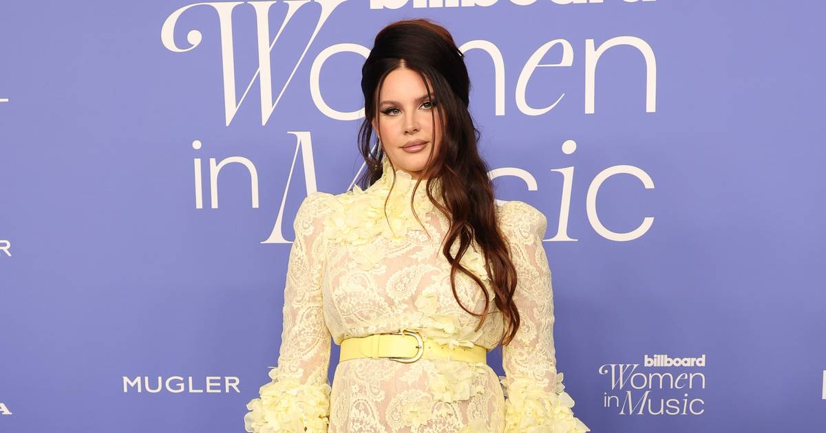 Lana Del Rey galardoada com um prémio para “artista visionária” em gala da “Billboard” só para mulheres