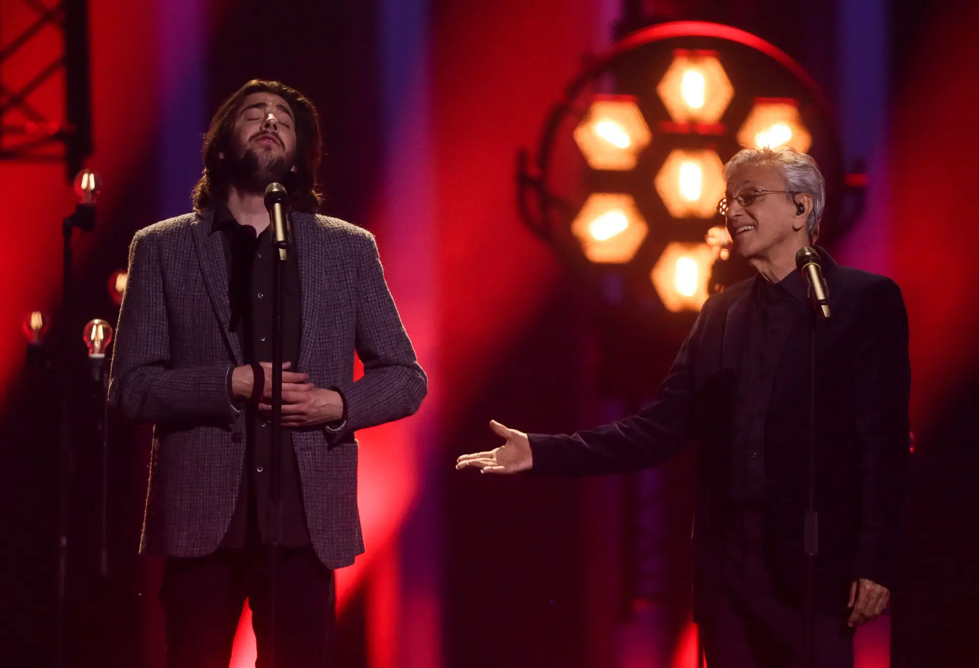 Salvador Sobral e Caetano Veloso no Festival da Eurovisão 2018, em Lisboa