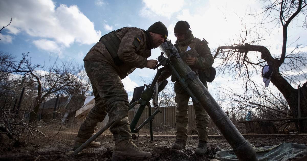 “Forças ucranianas podem estar a conduzir uma retirada parcial em Bakhmut”; sirenes de ataque aéreo ouvidas em todo o país