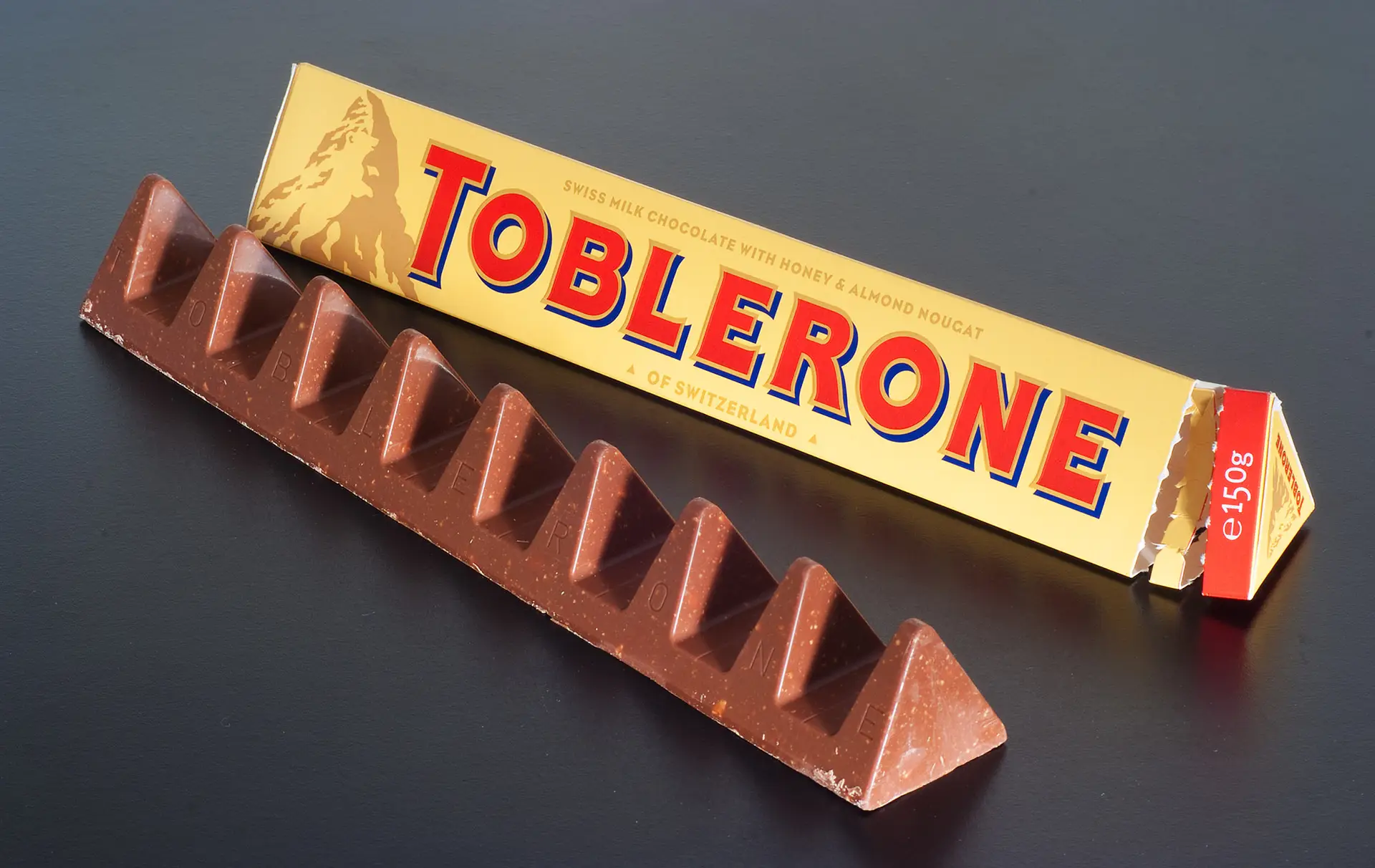Dona da Toblerone deslocaliza produção na Suíça: lei obriga a retirar da embalagem icónico logótipo do monte Matterhorn
