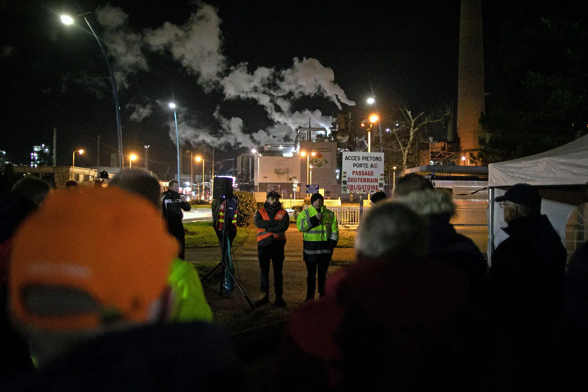 Piquete de greve na refinaria da Exxon-Mobil em Port-Jerome-sur-Seine, no norte de França 