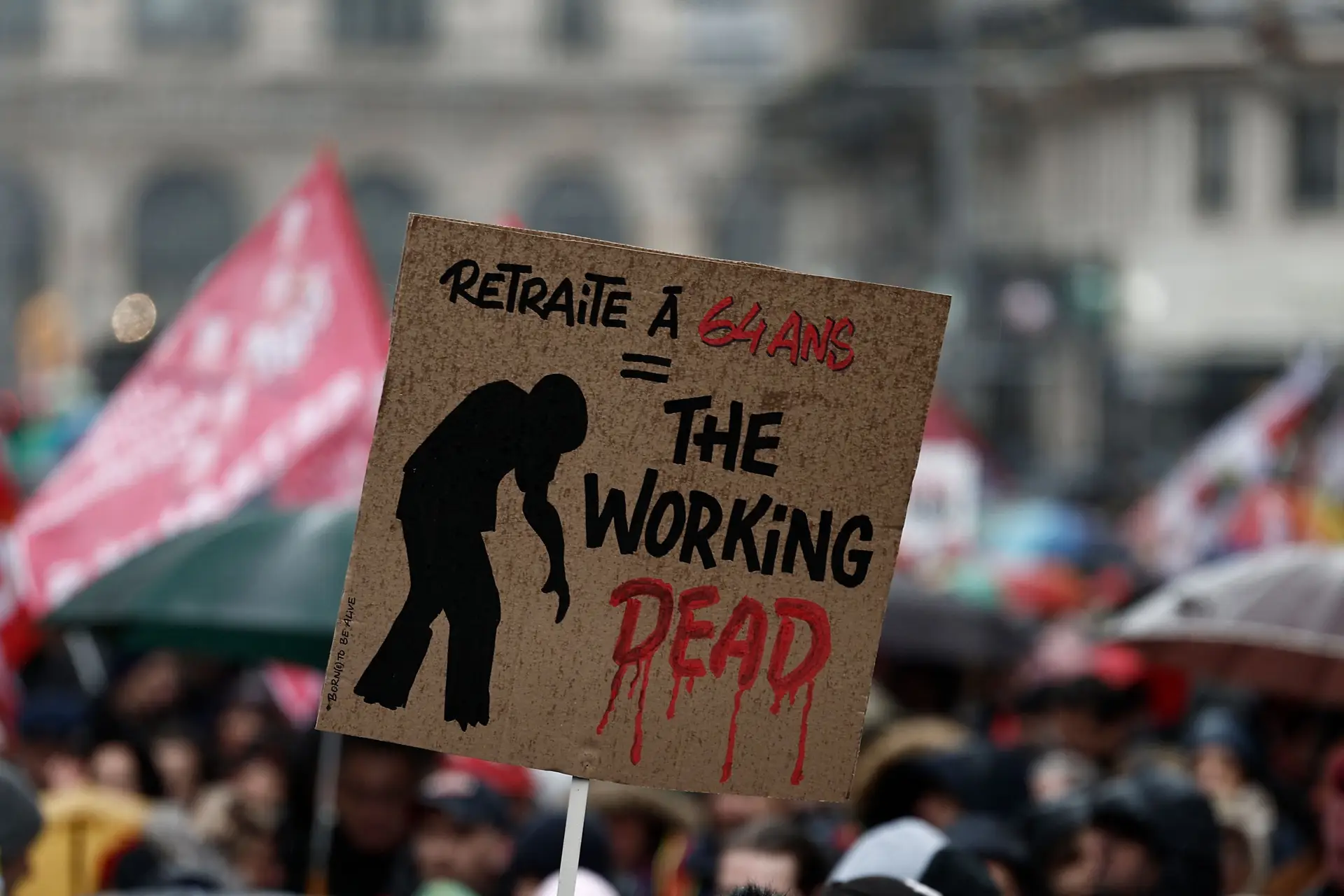 Manifestantes bloqueiam ruas em Paris contra reforma de pensões