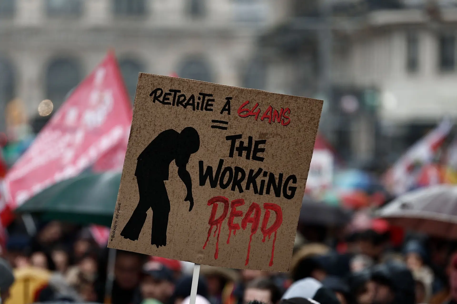 Manifestantes bloqueiam ruas em Paris contra reforma de pensões