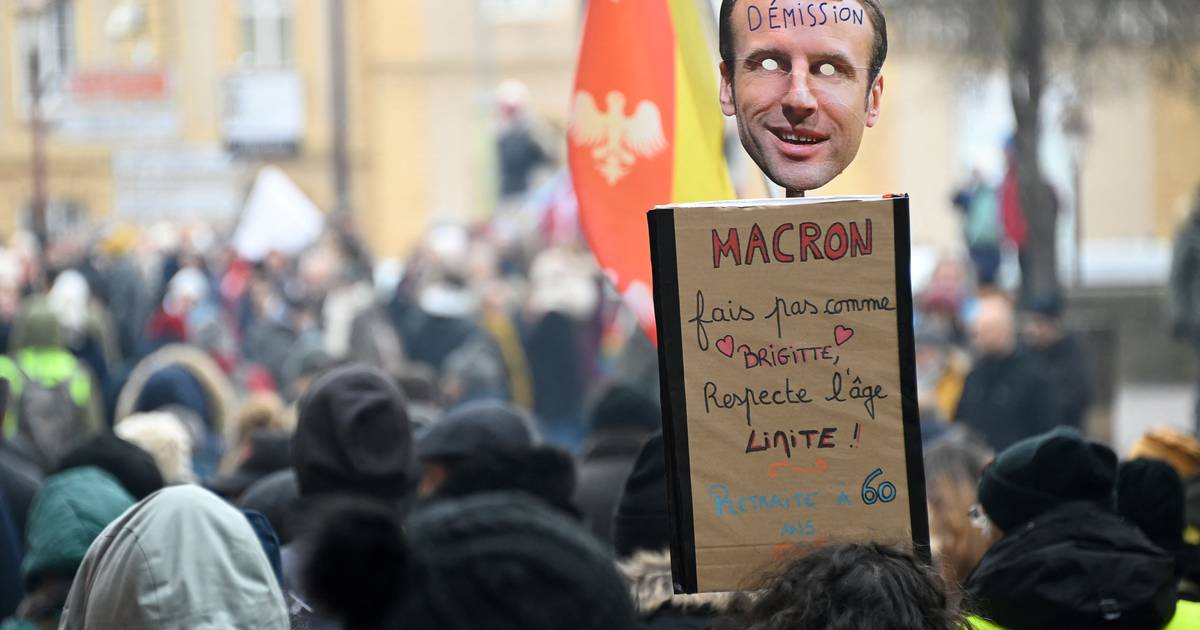 Reforma das pensões avança enquanto protestos continuam em toda a França