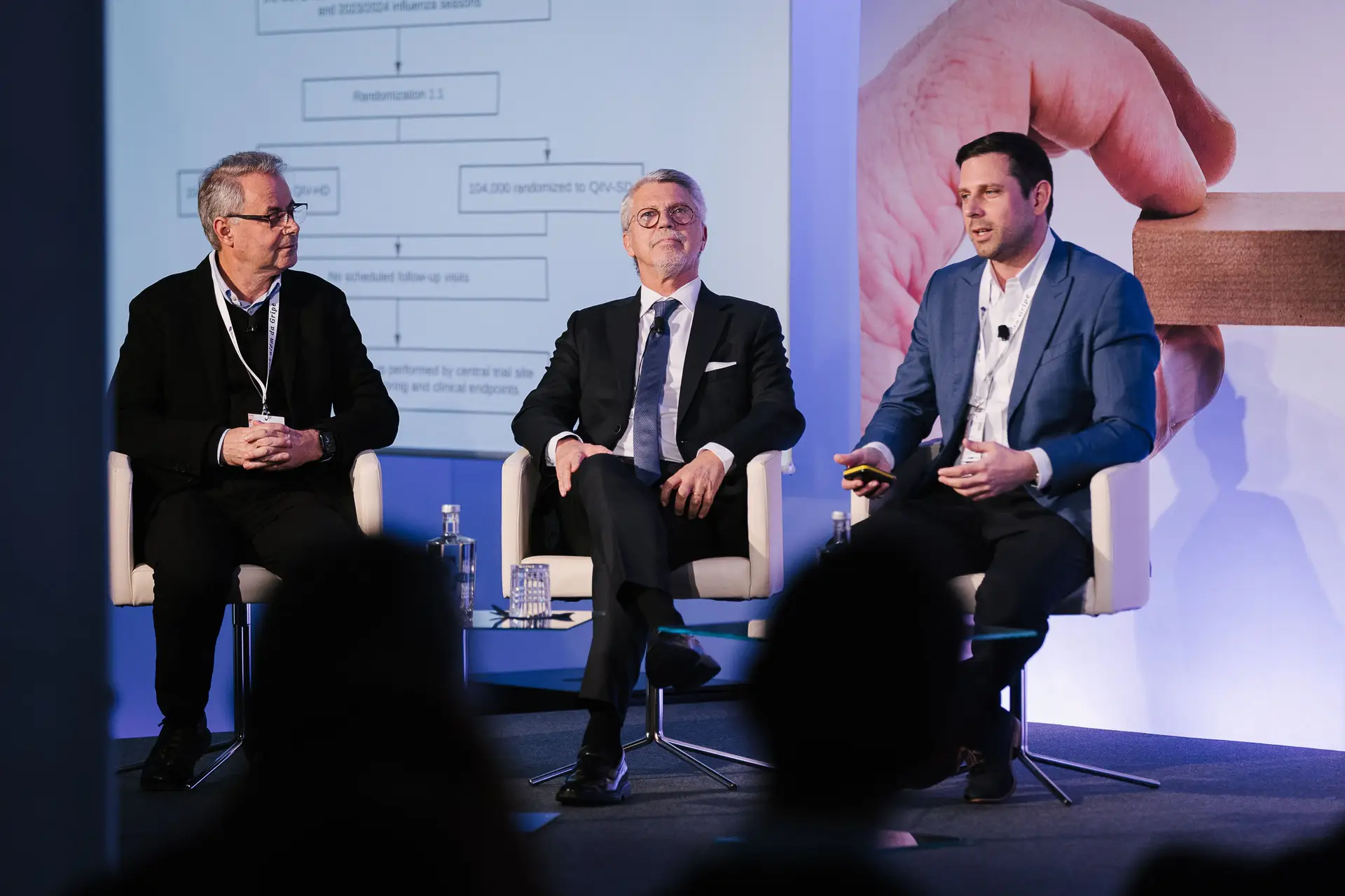 O pneumologista Filipe Froes (à esq.) moderou o painel que contou com Carlos Robalo Cordeiro (CHUC) e Tor Biering-Sørensen (CTCPR) sobre a vacina da gripe de dose reforçada