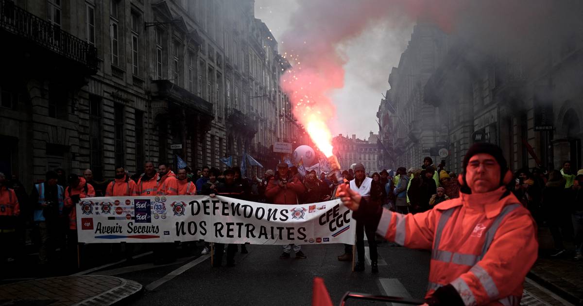 “Deixar a economia de joelhos” e “paralisar o país”: mais de um milhão de pessoas protestam contra a reforma das pensões em França