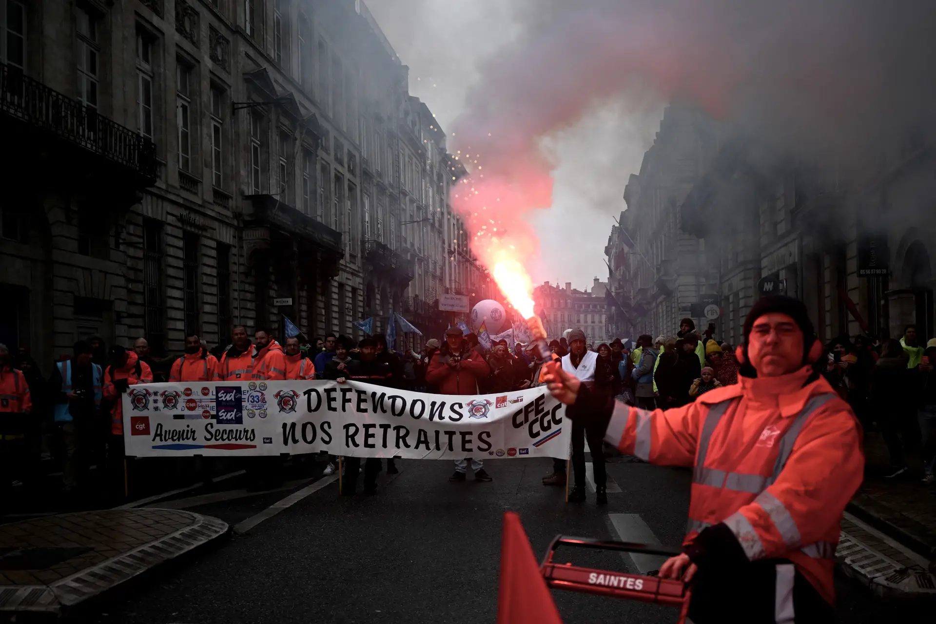 “Deixar a economia de joelhos” e “paralisar o país”: mais de um milhão de pessoas protestam contra a reforma das pensões em França