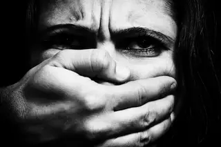 Leis ineficazes, polícia sem formação, pulseiras mal fiscalizadas e uma “aberração”: CES aponta falhas no combate à violência doméstica