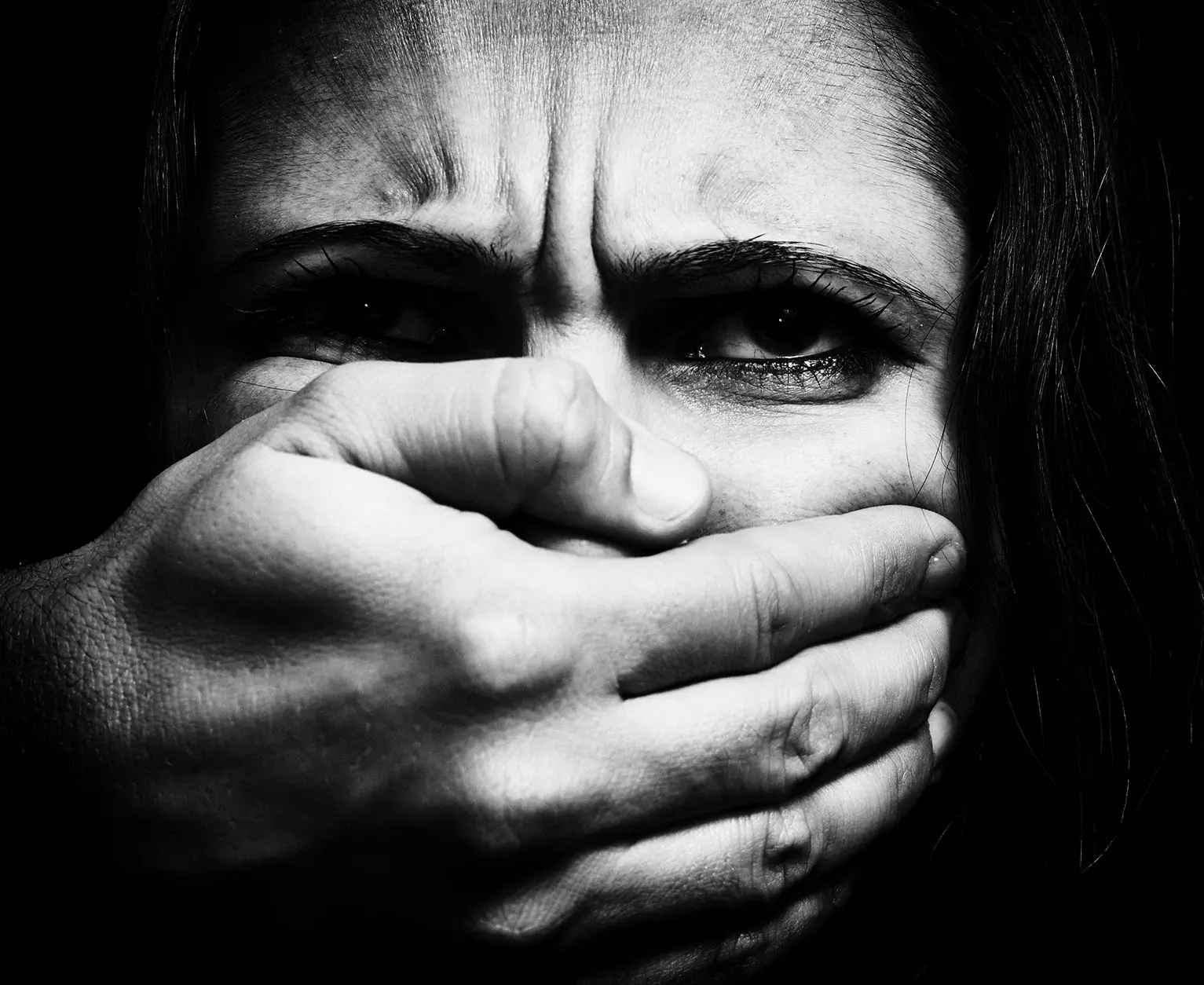 Leis ineficazes, polícia sem formação, pulseiras mal fiscalizadas e uma “aberração”: CES aponta falhas no combate à violência doméstica