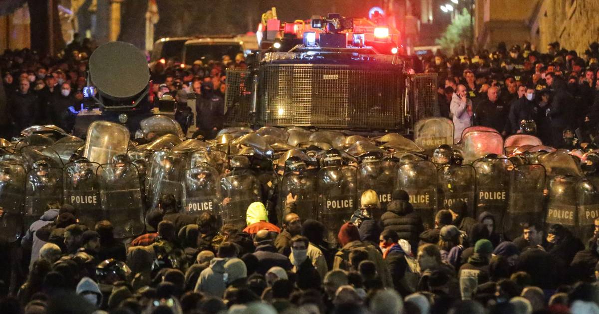 Mais de 60 detidos em protestos na Geórgia contra lei controversa comparável à repressão russa