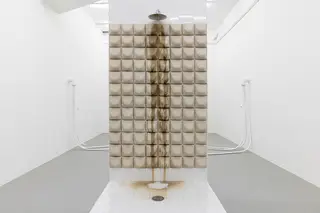 O branco da cerâmica de Inês Zenha na Kunsthalle Lissabon