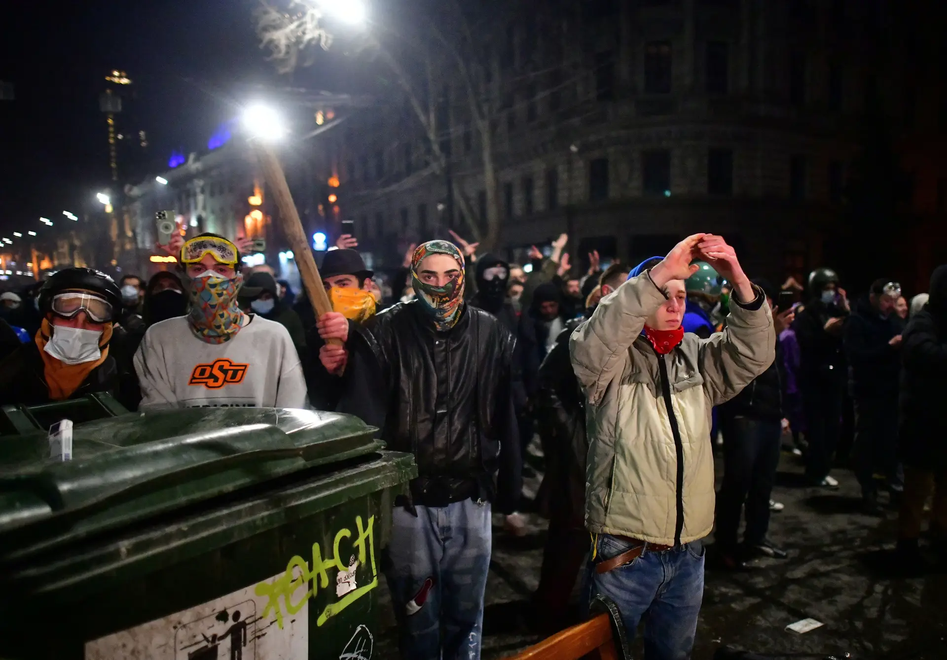 Geórgia: manifestantes permanecem em Tbilissi apesar da retirada de polémico projeto-lei