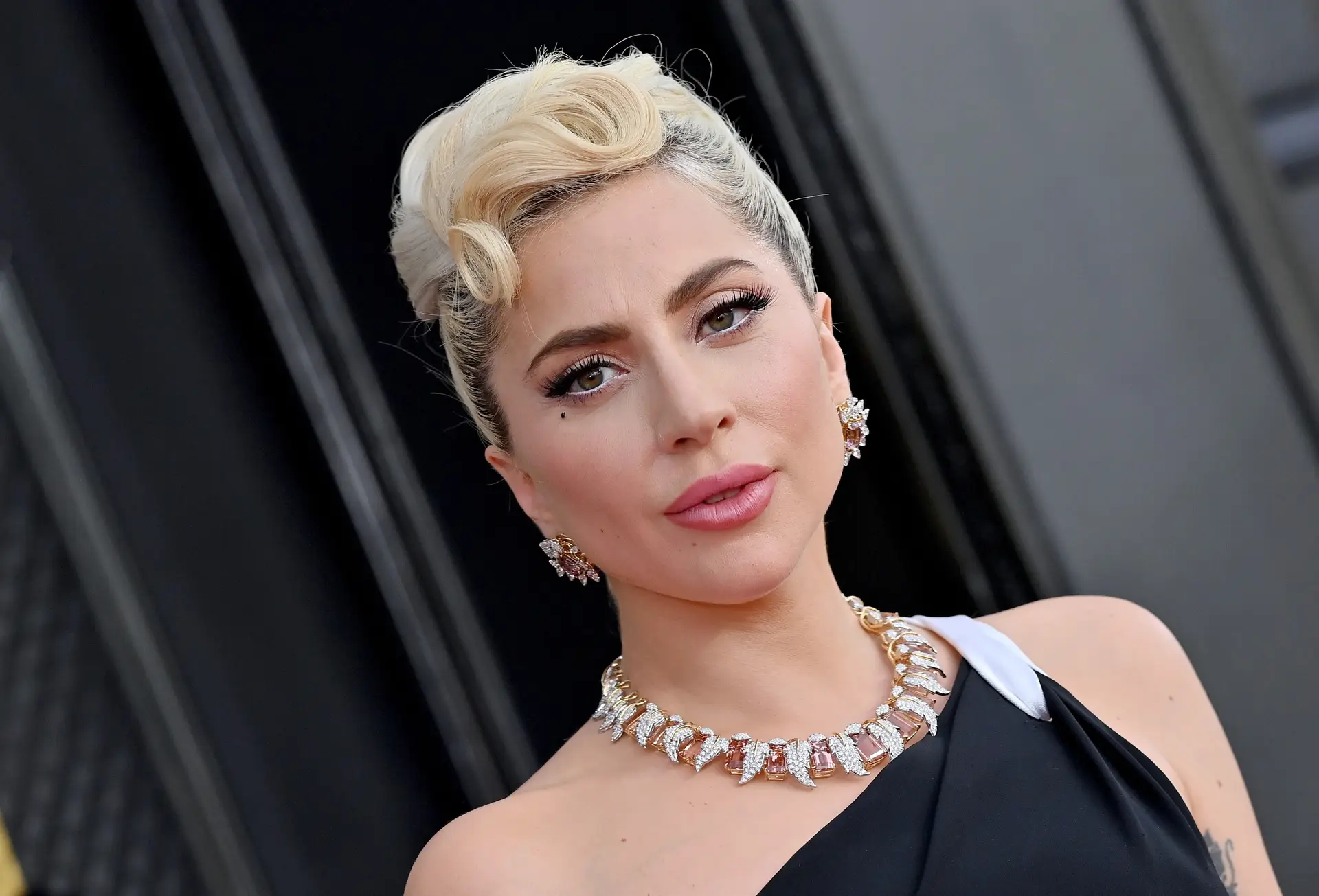 Lady Gaga ajuda fotógrafo na passadeira vermelha nos Óscares: “É mesmo querida e bondosa”