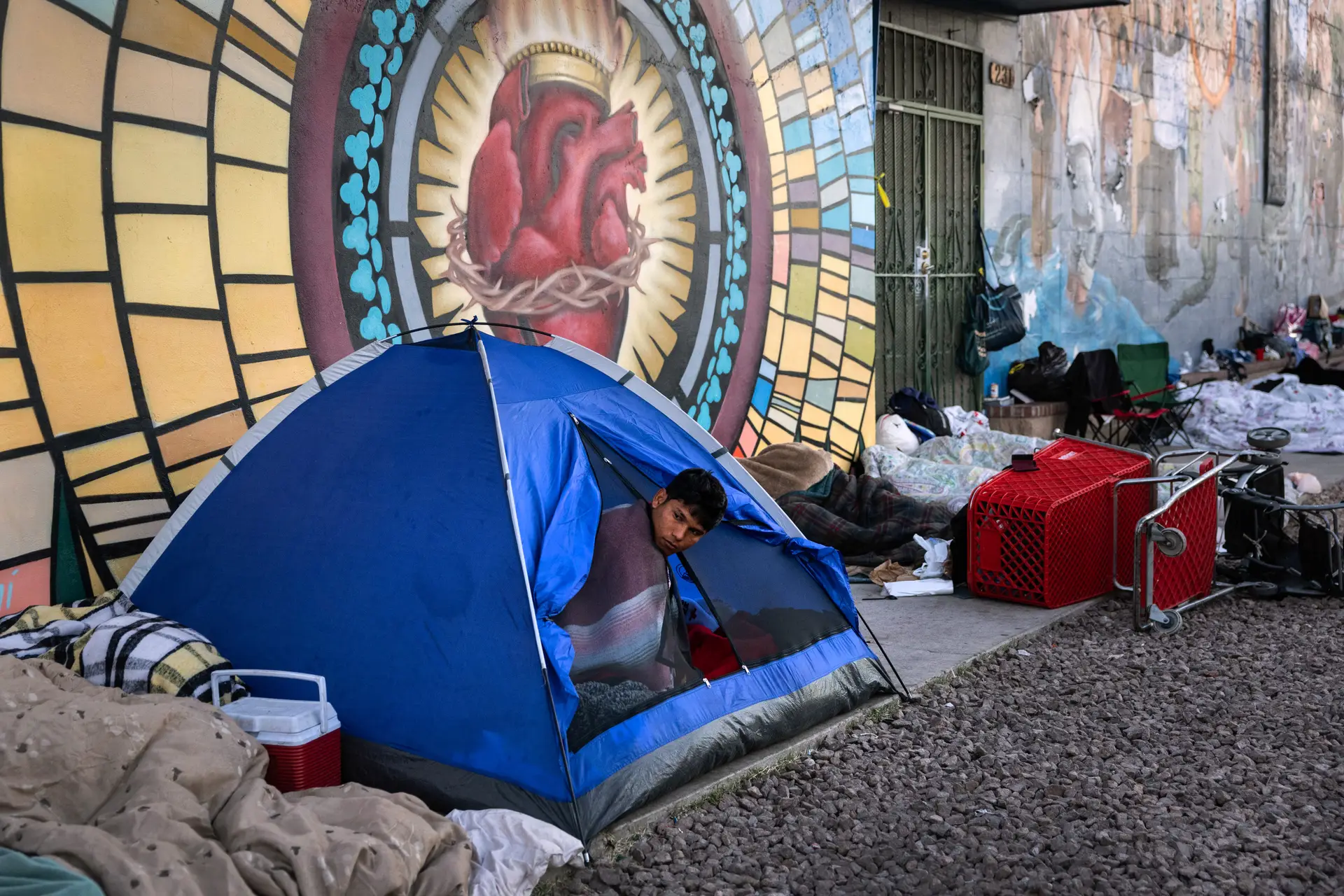 Imigrantes que dormiram em tendas à porta de um centro de acolhimento em El Paso, Texas