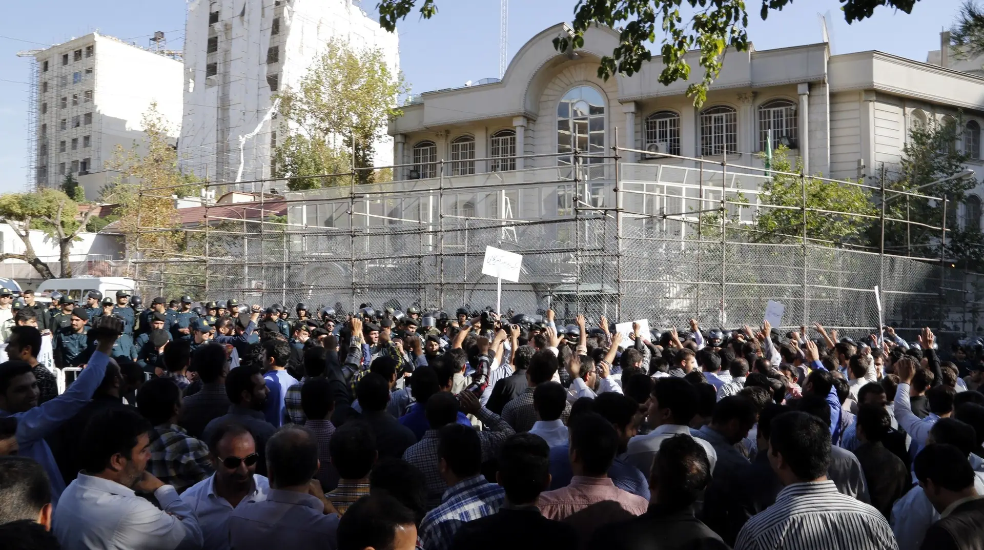 Protestos em Teerão, diante da embaixada saudita, em 2015, meses antes do corte de relações diplomáticas