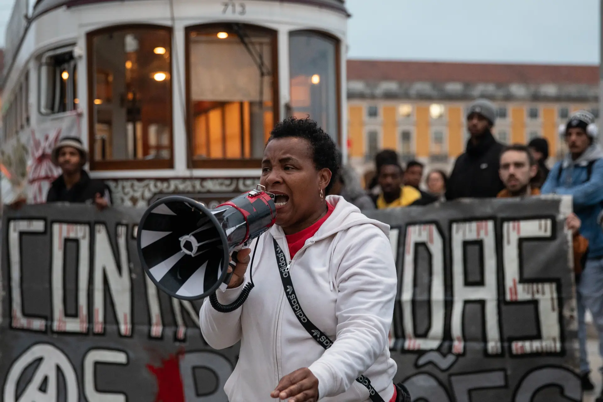 Manifestação em frente ao Ministério da Justiça, em Lisboa, pede investigação séria a morte de três reclusos
