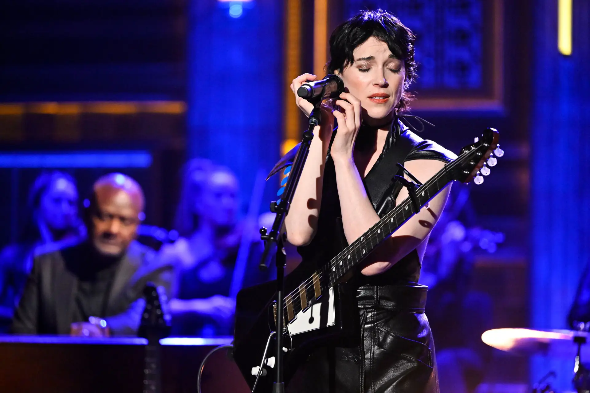 St. Vincent faz versão de ‘Glory Box’, dos Portishead, no programa de