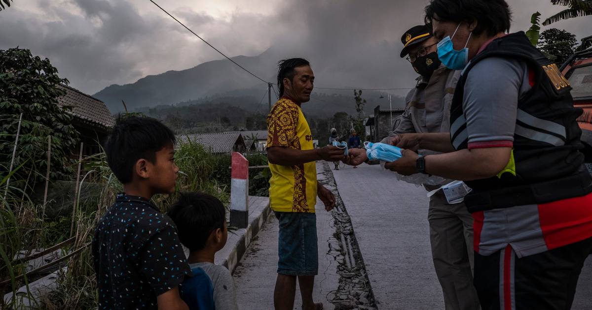 Erupção do Monte Merapi, na Indonésia, tapa o sol e cobre quilómetros com cinza