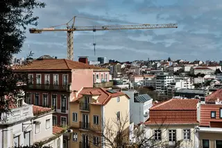 O apartamento à venda por 700 mil euros e as tendas na "Metrópole": reportagem na distopia da habitação em Lisboa, em dia de manifestação