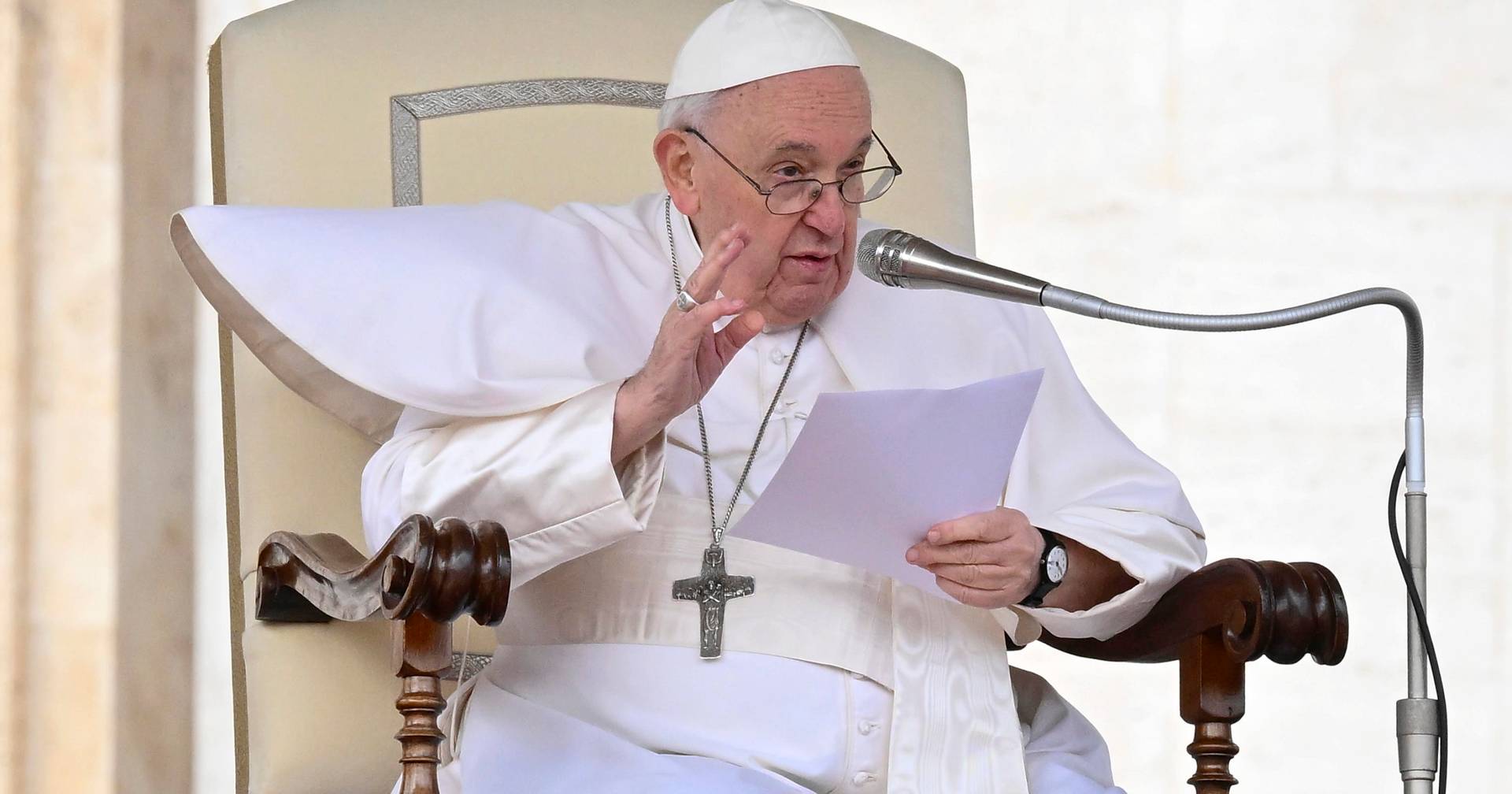 Vaticano confirma: Papa Francisco hospitalizado con infección respiratoria