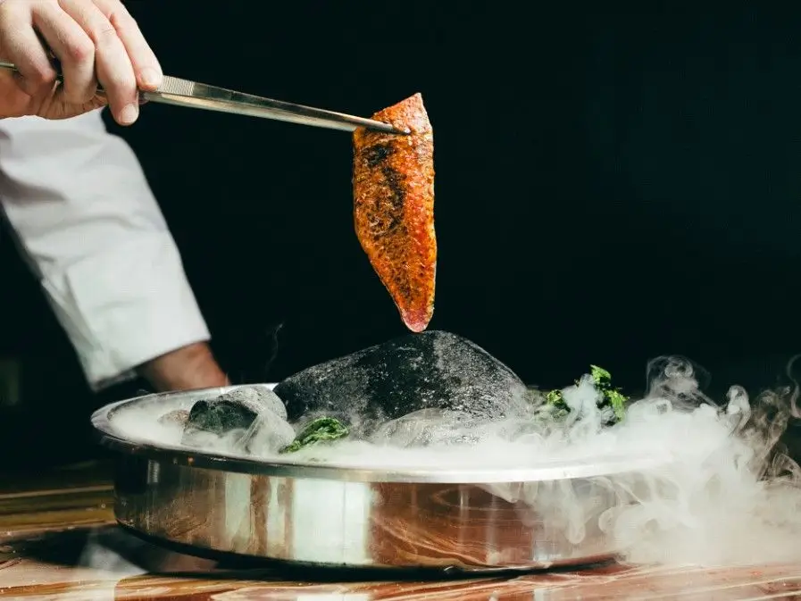 Intimista e enigmático, restaurante no Funchal promete desarmar os sentidos
