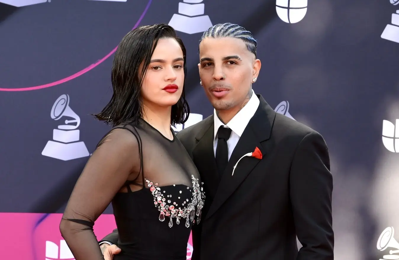 Rosalía e o namorado Rauw Alejandro, na entrega dos Grammys Latinos em 2022