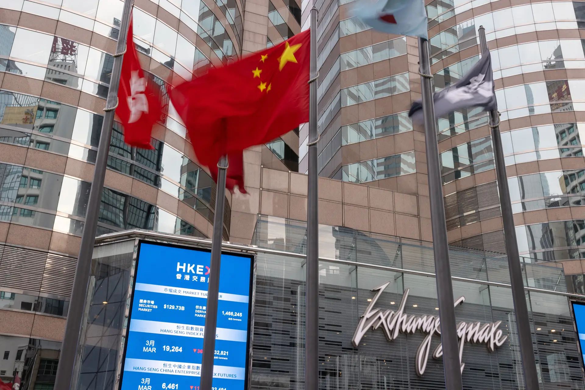 Juiz de Hong Kong recusa proibir cântico pró-democracia e levanta preocupações com liberdade de expressão