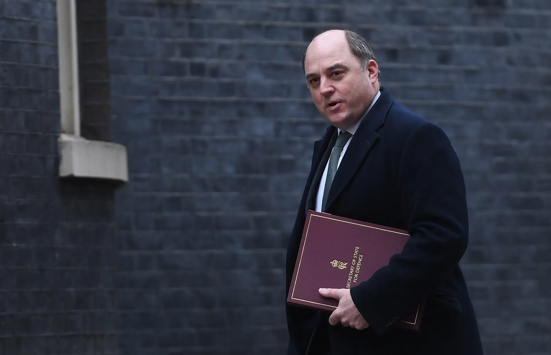 Ministro da Defesa britânico, Ben Wallace, junto ao número 10 de Downing Street