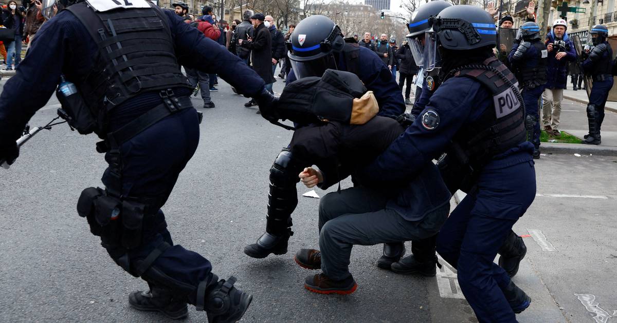“Será que ele não nos vê? Não nos ouve?” Contra o aumento da idade da reforma, manifestantes e polícia fizeram de Paris um campo de batalha
