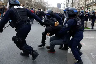 “Será que ele não nos vê? Não nos ouve?” Contra o aumento da idade da reforma, manifestantes e polícia fizeram de Paris um campo de batalha