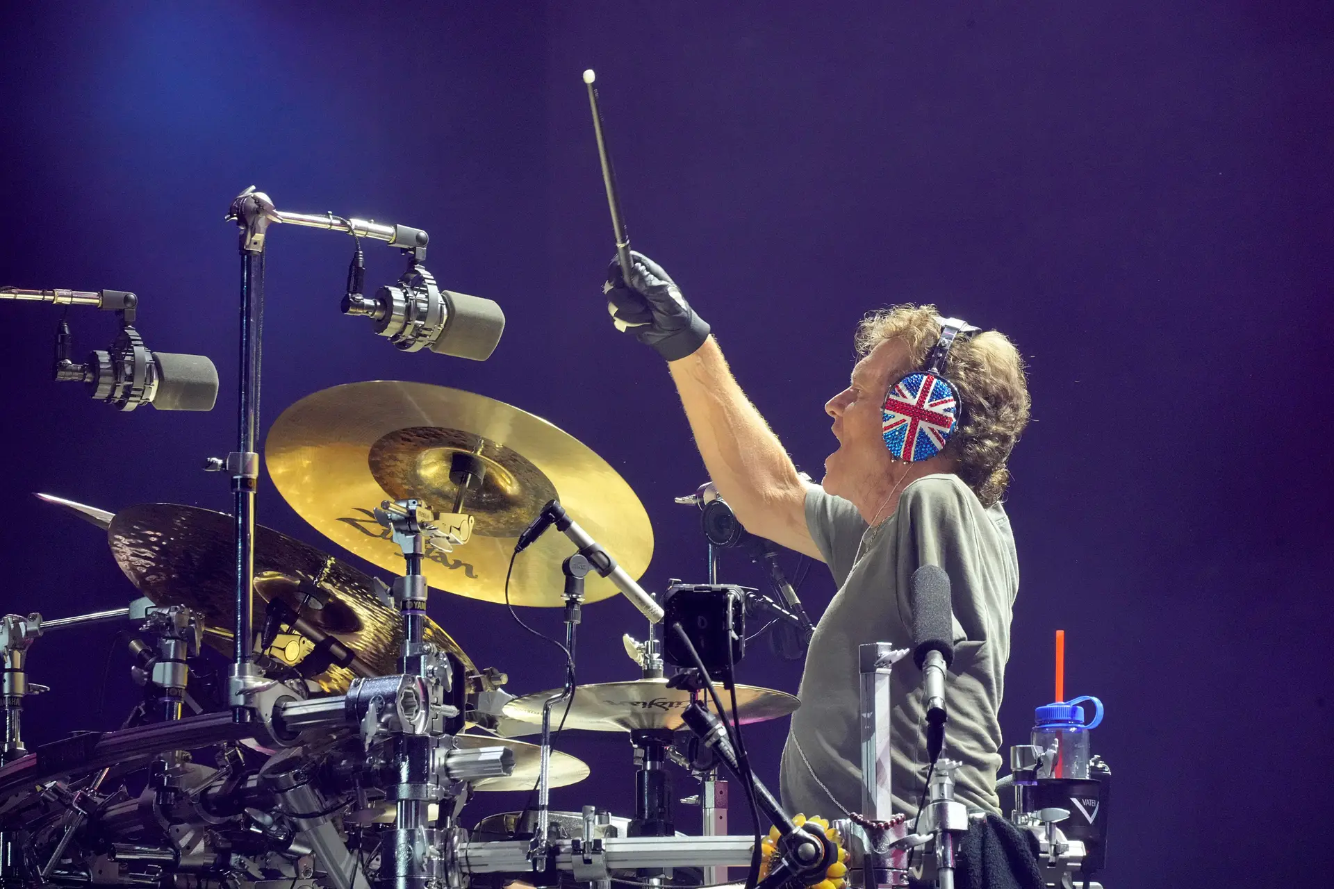 Baterista dos Def Leppard violentamente agredido à porta de hotel