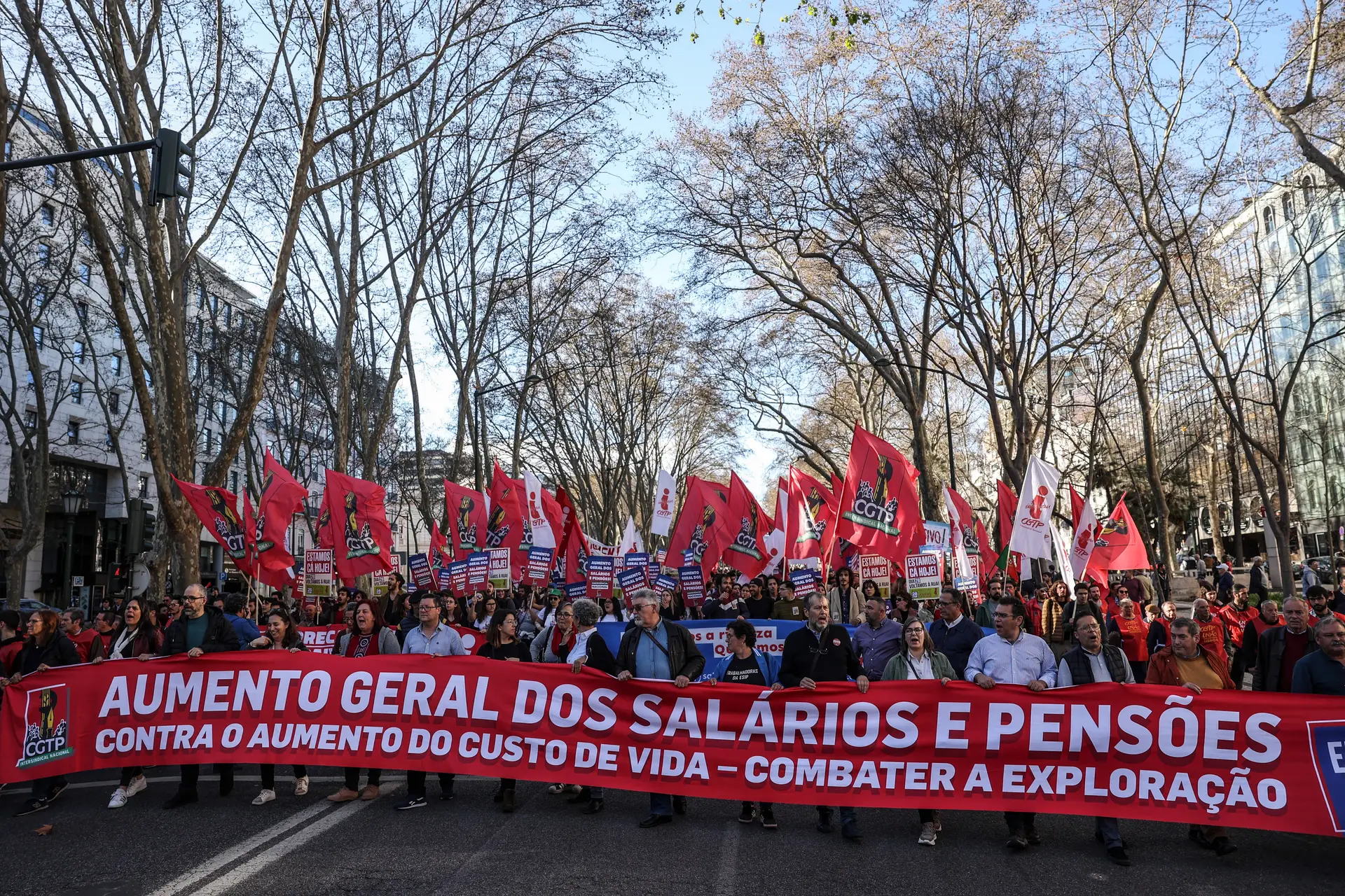 Milhares de portugueses na rua: “Esta gente trabalha todos os dias, não precisam de apoio, precisam é de salários”