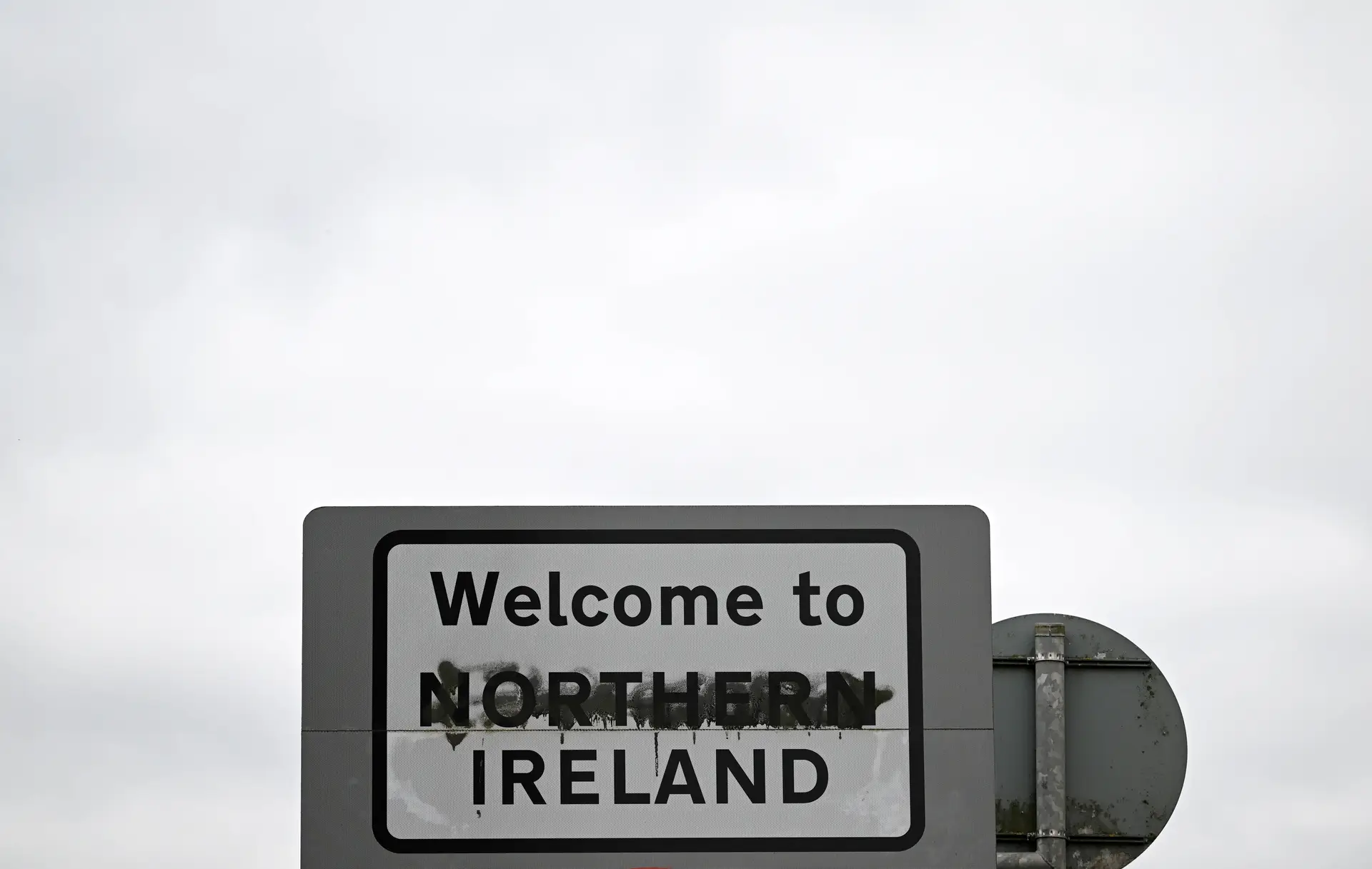 Placa vandalizada em Derry, na Irlanda do Norte 