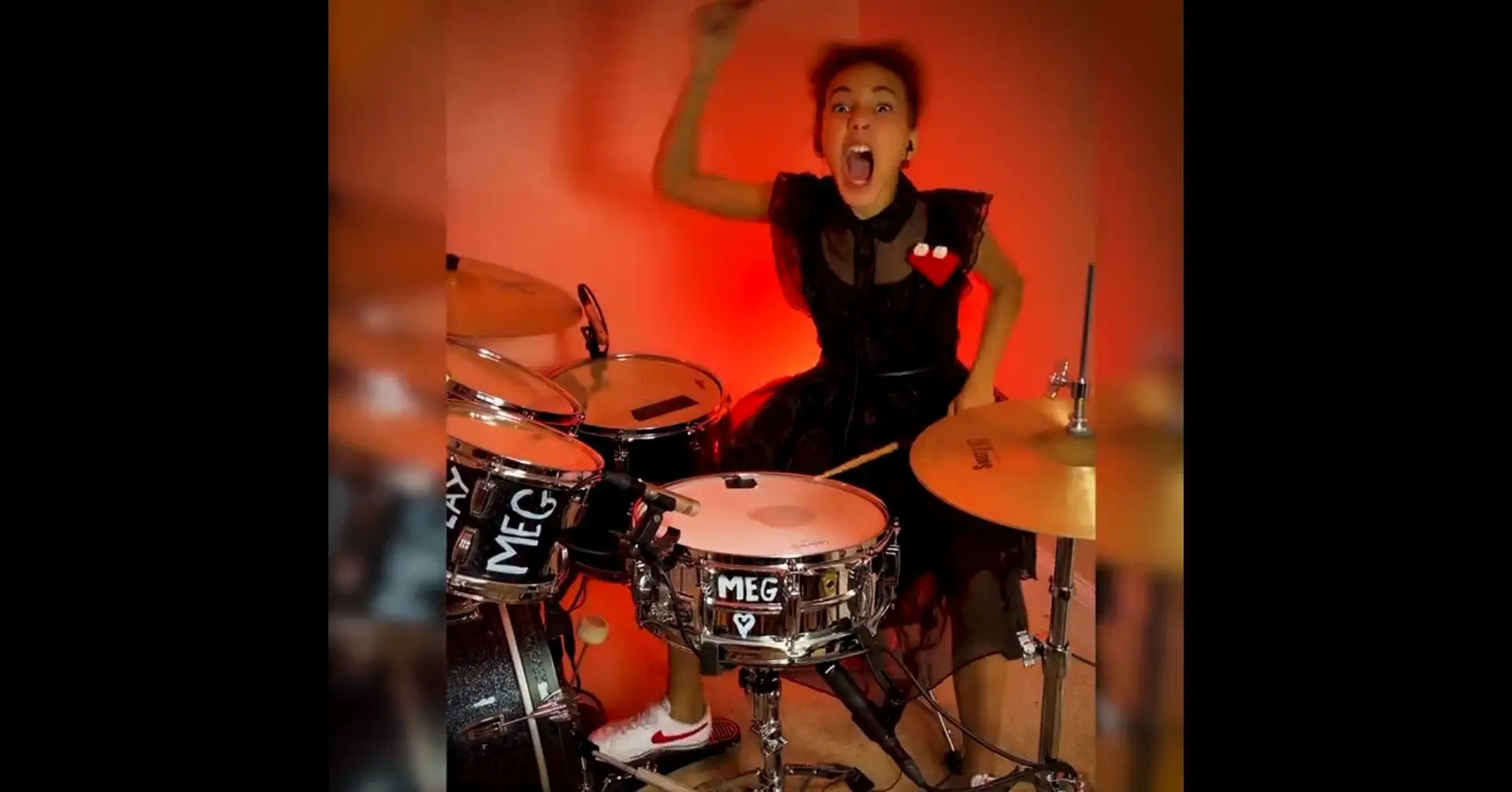 Nandi Bushell homenageia Meg White com versão de ‘Seven Nation Army’, dos White Stripes
