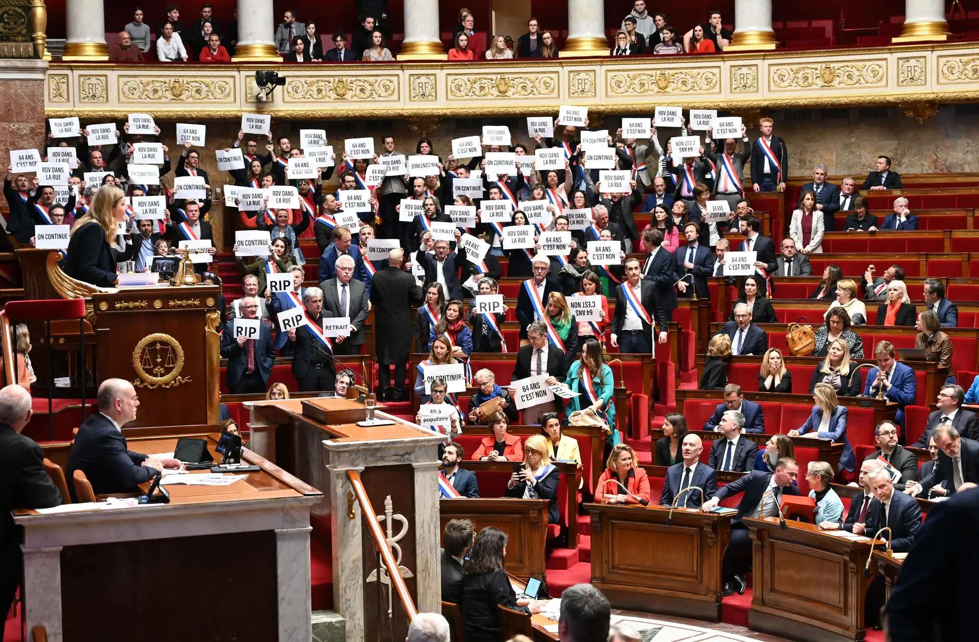 Governo de Macron sobrevive a duas moções de censura devido à polémica reforma das pensões